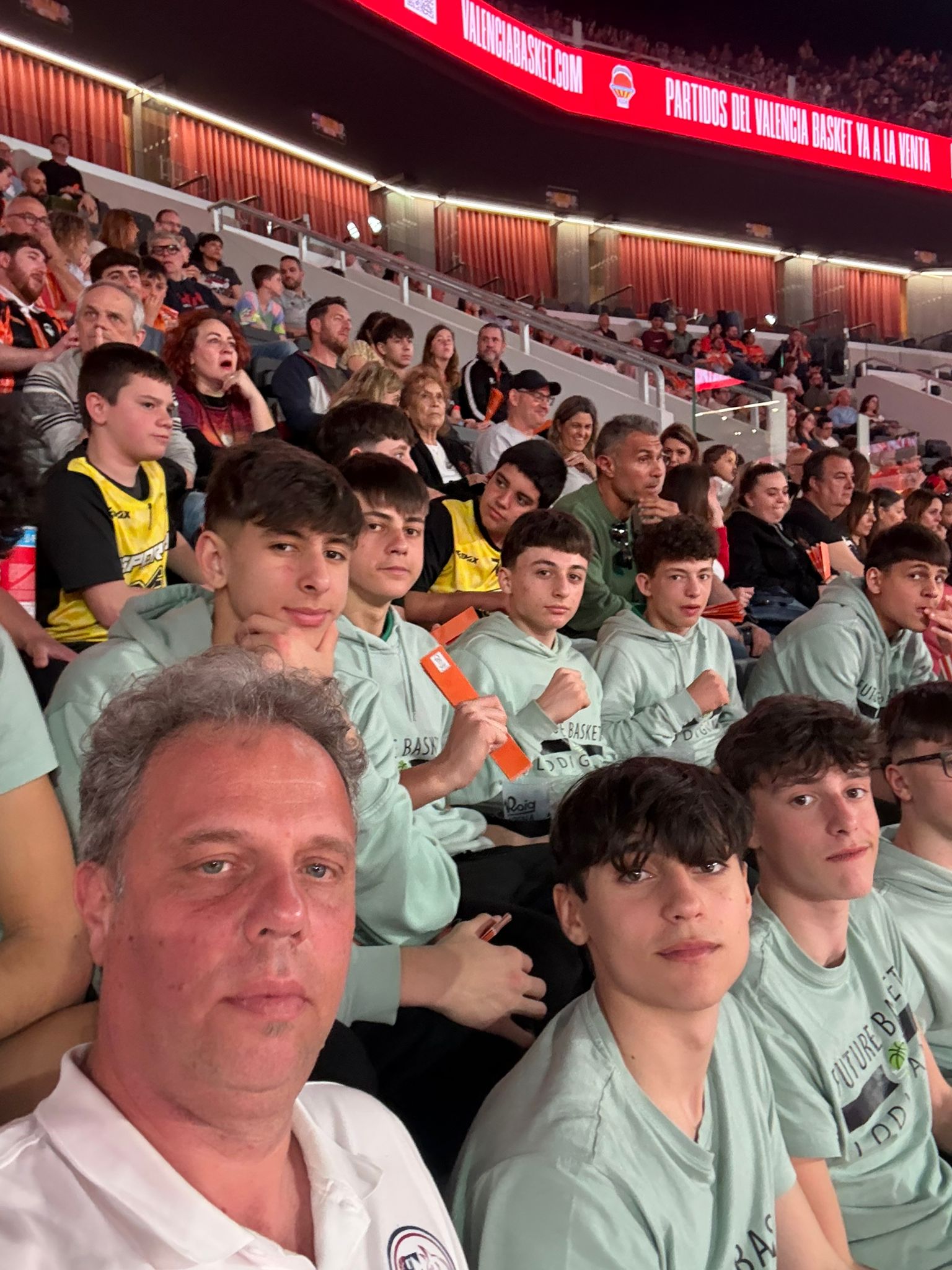 Grupo viendo un partido de Valencia Basket en el Roig Arena